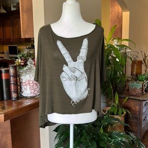 Aran's Den Graphic dolmen sleeve tee with sparkles sz2XL